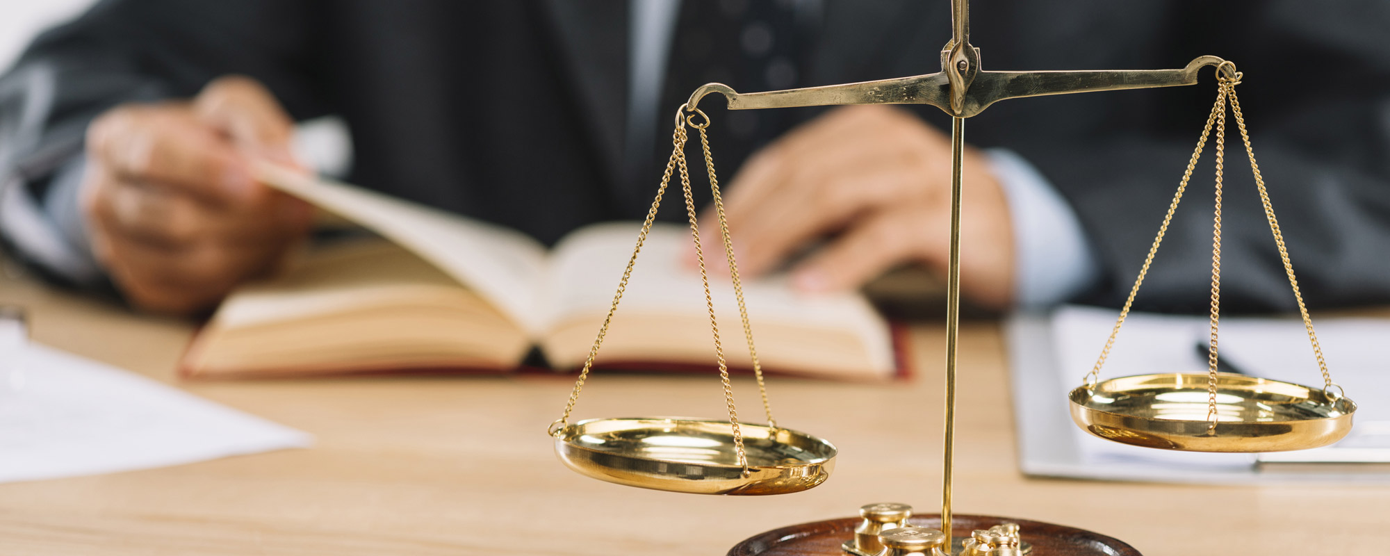 Serviços de advocacia e aconselhamento jurídico